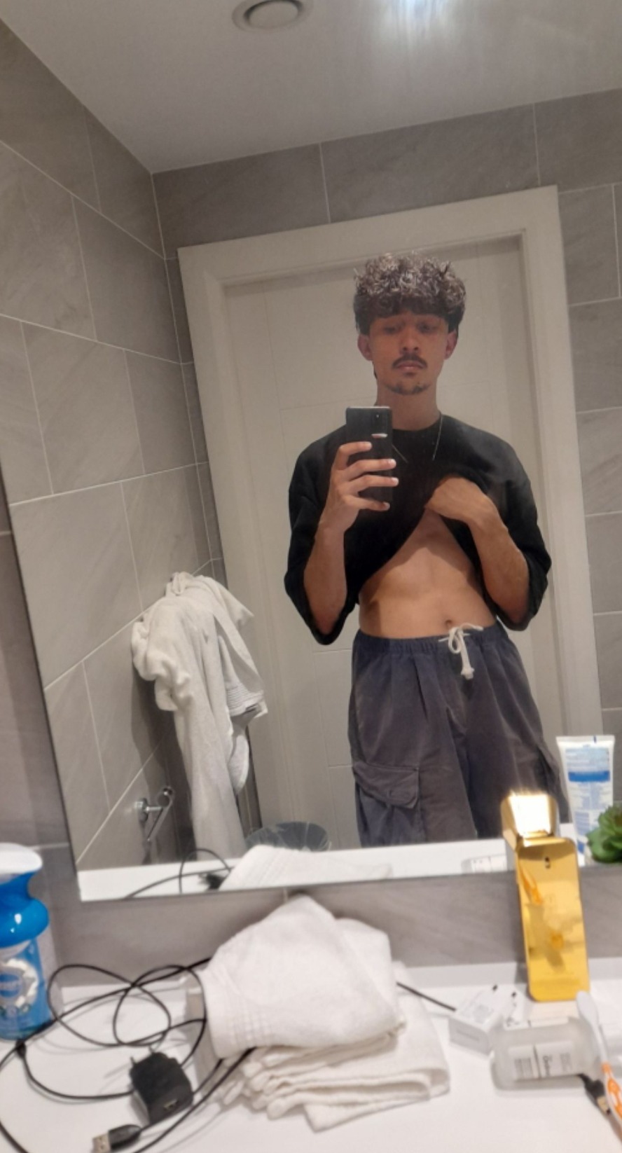 Profil de Massine, 19 ans, Soiree gay à Obermutten